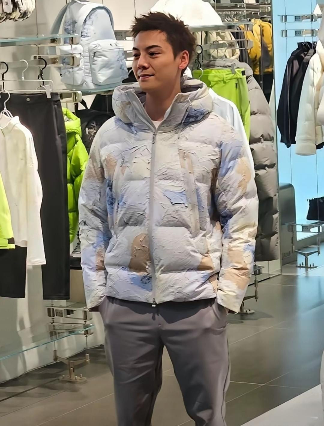 陈伟霆的羽绒服是不是脏了？穿这款衣服上街回头率肯定高。。。