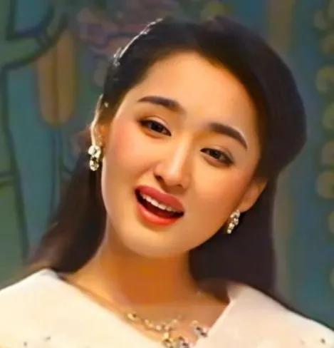 记者问杨钰莹：“你会埋怨他吗？因为他的生活连累了你。”杨钰莹赶紧打断：“没有任何