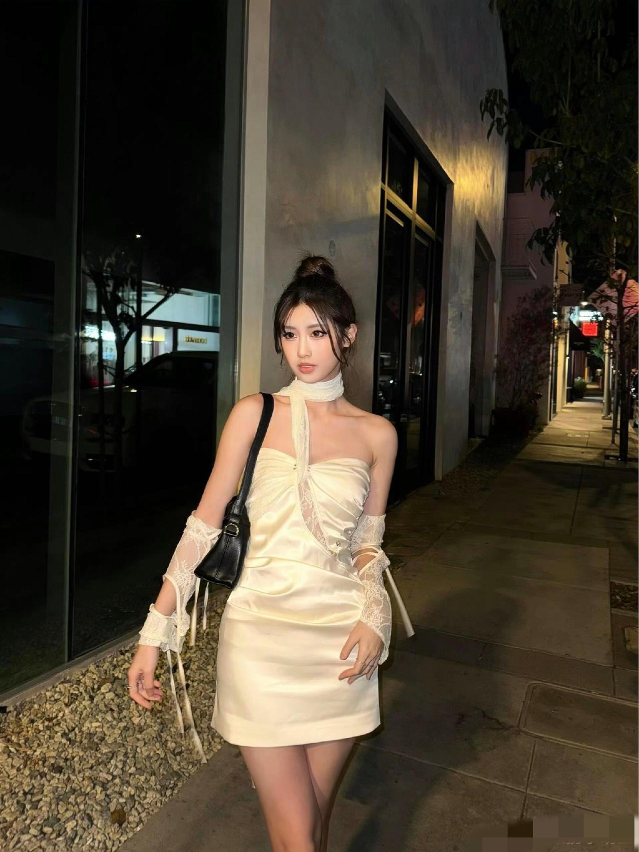 冯小刚小女儿徐朵迎来20岁生日，在美国与好友共度美好时光。她身穿一袭白色抹胸裙，