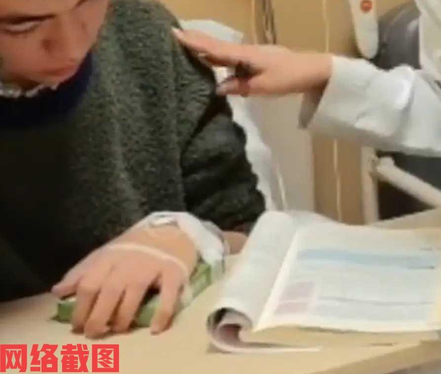 浙江杭州有初三男生因身体受伤住院。可男生没有忘记学习，还在医院内做生物作业，