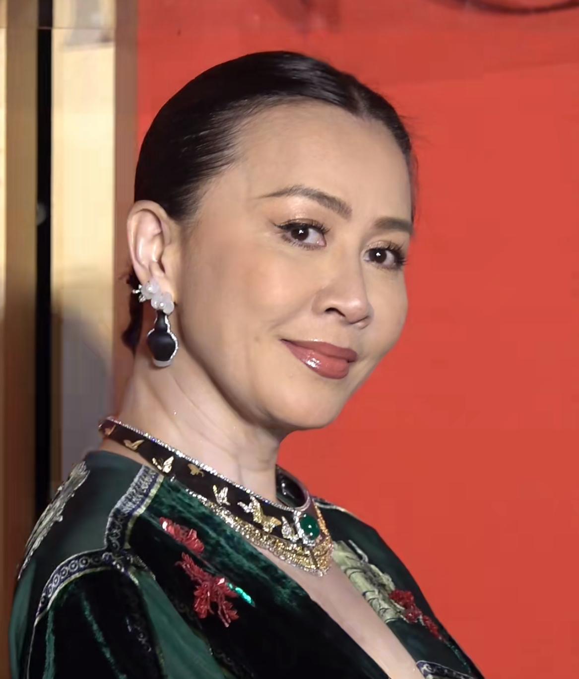 刘嘉玲58岁，脸皮紧得像刚出锅的糯米糍。不是靠滤镜，是靠几十年不偷懒。早起喝