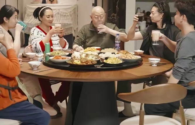 霍尊与父亲火风后妈以及弟弟妹妹共进晚餐霍尊还是挺帅的，眉眼间有几分忧郁。父亲