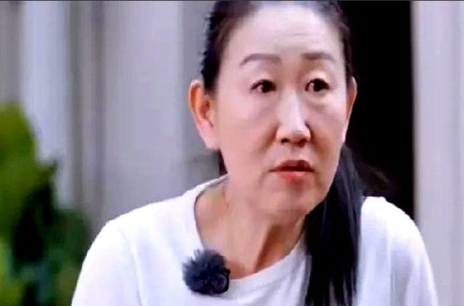 程潇妈妈问陈梦妈妈：“网上说陈梦是黄晓明表妹，这事儿是真的吗？”陈梦妈妈：“真的