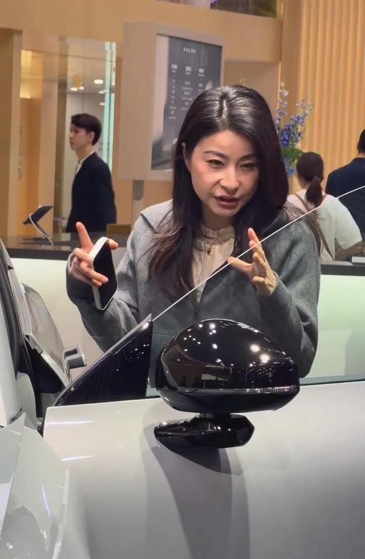 【郭晶晶车展偶遇，这优雅感太戳了！】披肩长发+灰调连帽衫，知性温柔又松弛，俯身