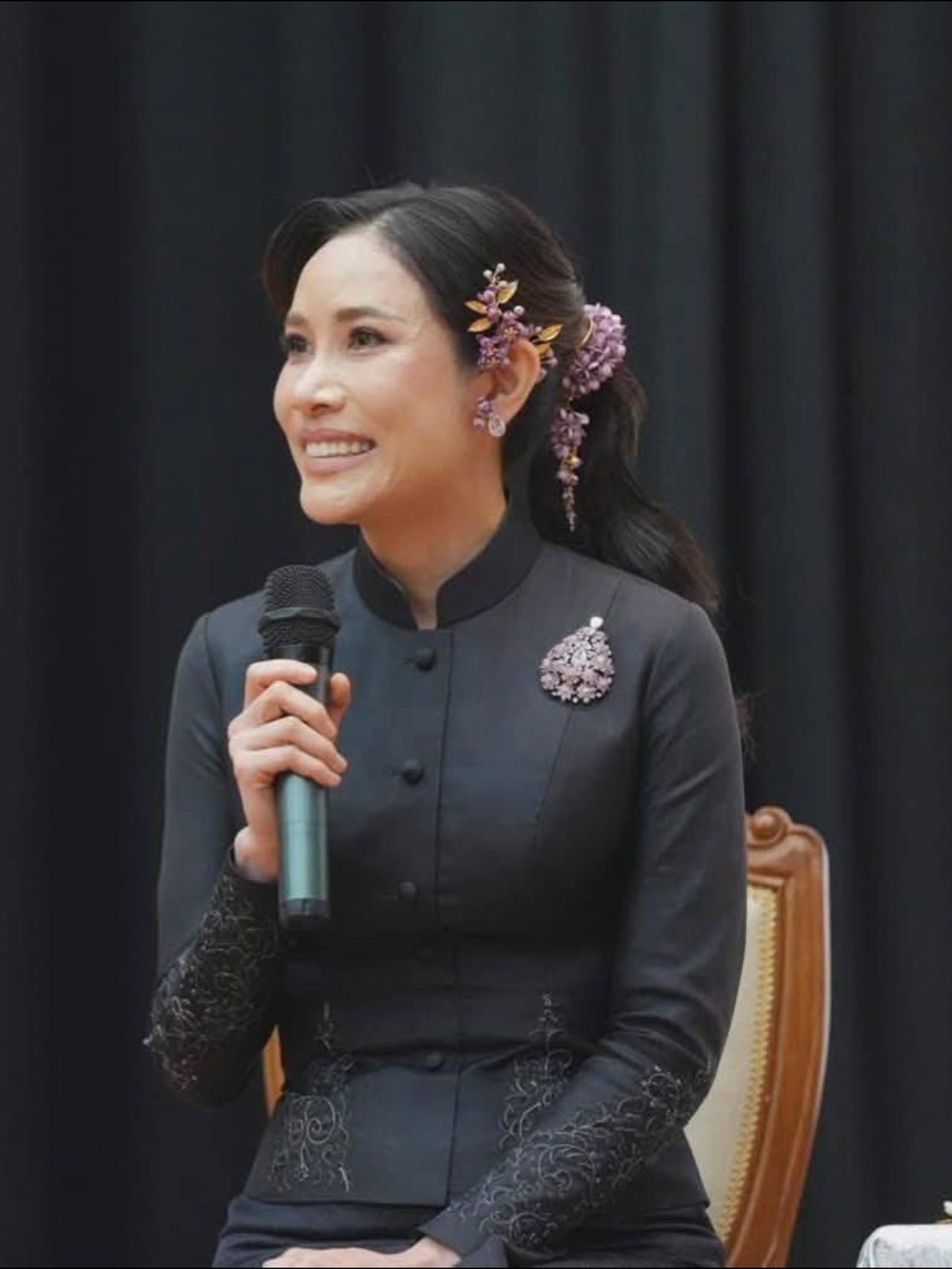 41岁诗妮娜贵妃会保养，脸上没有一点皱纹诗妮娜虽到中年，状态却超绝！皮肤白白嫩