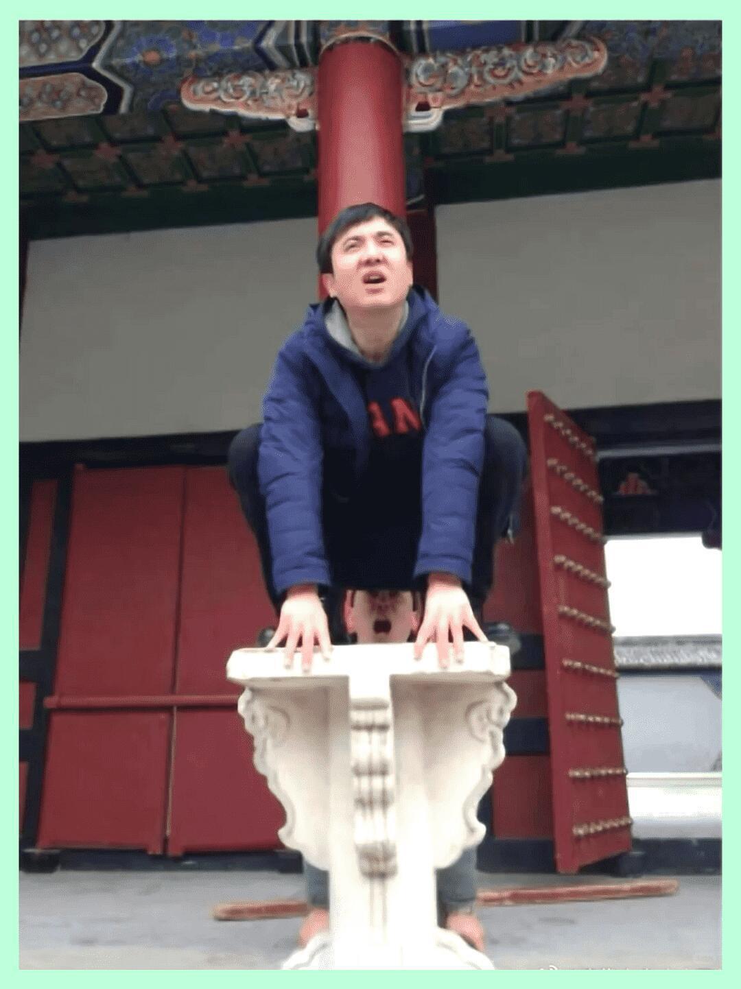 这人是沈腾的老铁吗？他怕是这辈子都不想再瞧见这张照片了。要是你不仔细瞅，压根发现