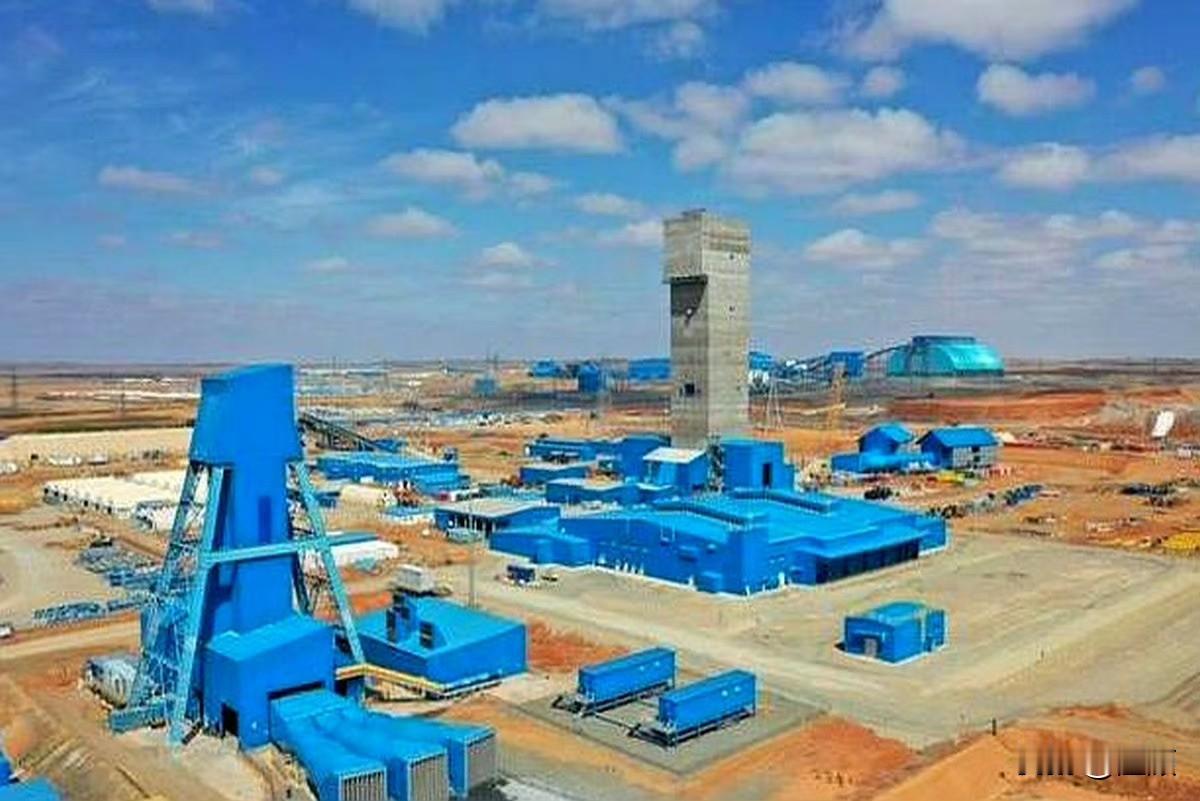 在距离中国边境仅80公里的蒙古国南戈壁省，奥尤陶勒盖铜矿堪称世界级宝藏。这座矿山