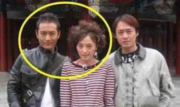 2003年，黄晓明去银川拍戏的途中遭遇了车祸，颈椎和眼部都受了重伤，住进了医院。