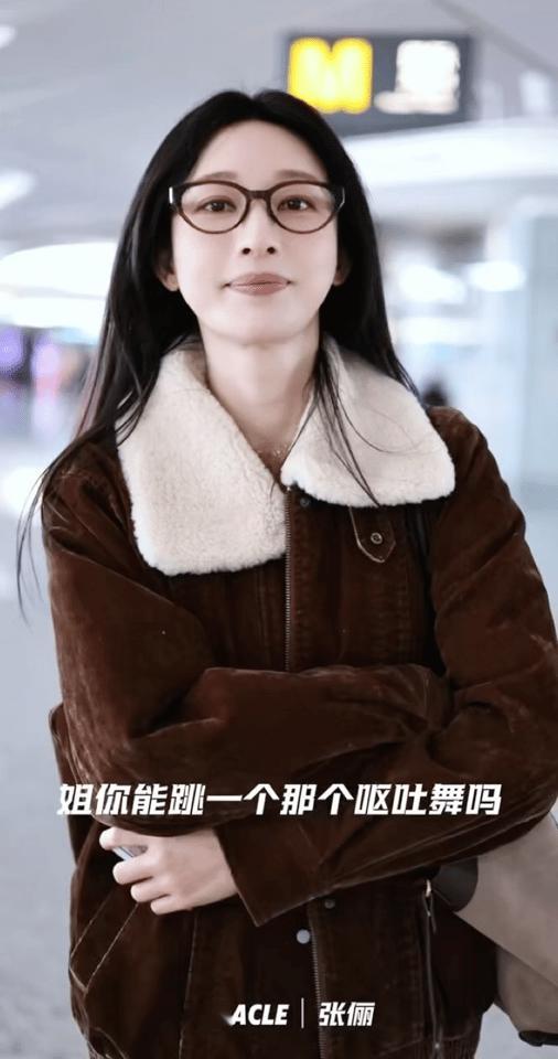 张俪本体跑出来了哇塞！站姐在机场突然cue张俪跳呕吐舞，姐姐先是嘴上嘟囔着“这