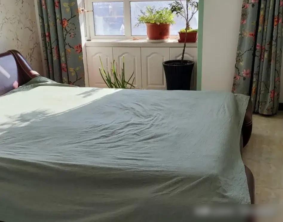 正常夫妻生活​不都是晚上拉上窗帘​关上灯吗？​我家男的偏不​这看