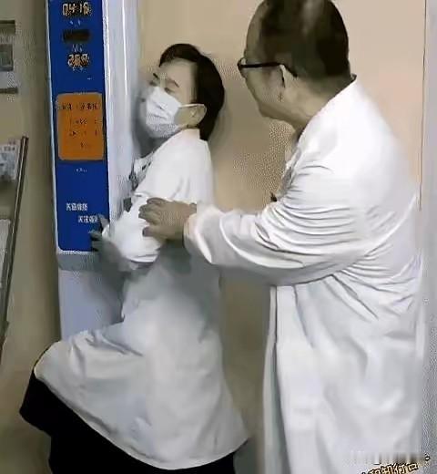 医院里有个不成文的规矩，再好的同事关系，也别互相看病，尤其是私密部位。一个女医生