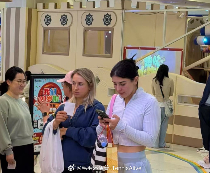 网友在某寿司店遇到普丁塞娃和安德莱斯库。粉丝：你知道你首轮打中国球员么？普丁塞娃
