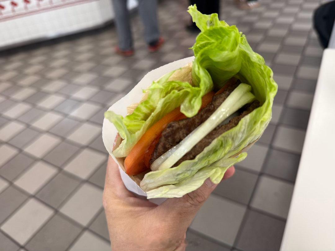 娃馋InNOut了。我继续吃ProteinStyle，无面饼无奶酪无酱汁，
