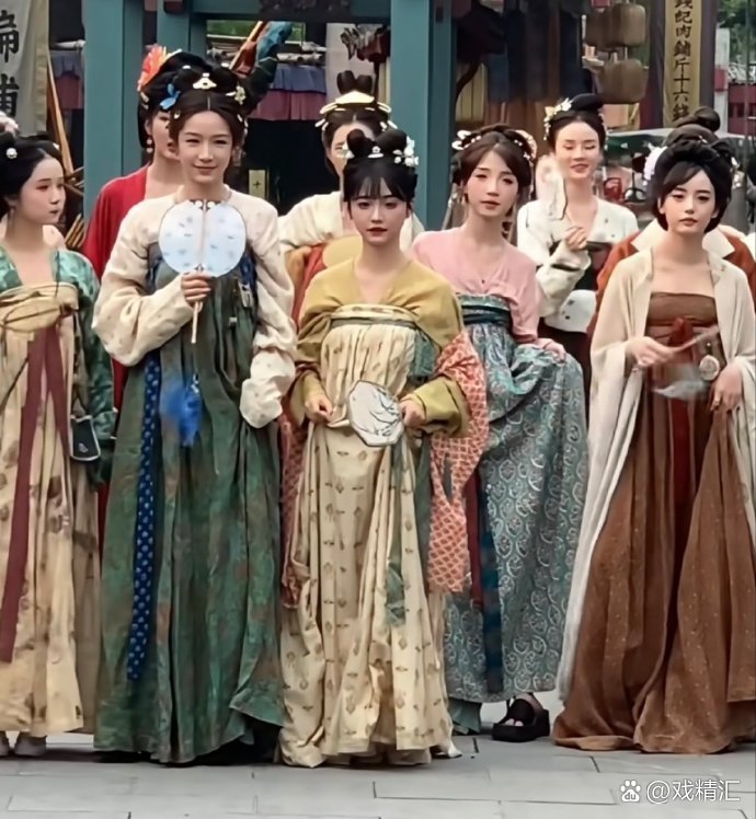 演员和群演的差距好大，人群中精准就能锁定谁才是主演。