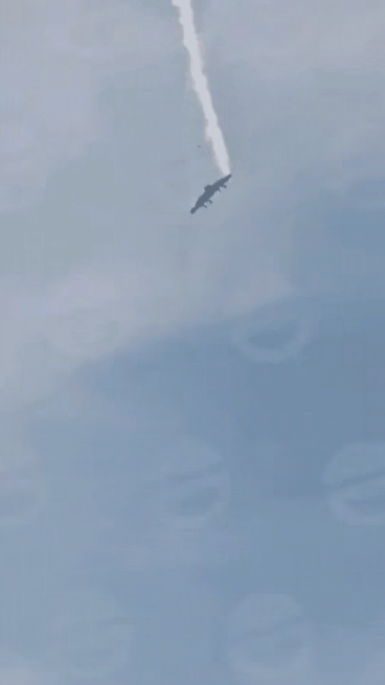 很难看得出，在空中翻滚的竟然是一架C-130运输机，准确说是0.5架C-130运