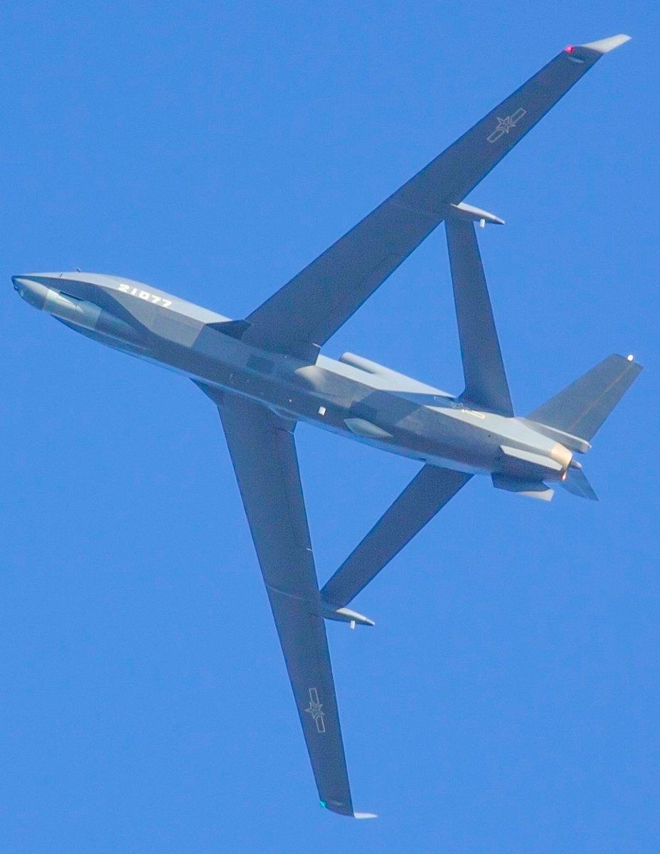 WZ-7型高空远程侦察无人机。长滞空时间意味着长航程，可为反舰高超音速导弹提供