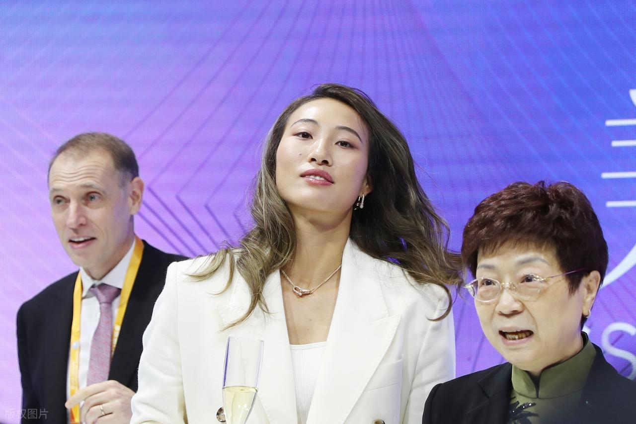 最近郑钦文在上海出席时尚活动，她这次穿了一身白色的衣服，看起来洒脱又迷人。郑