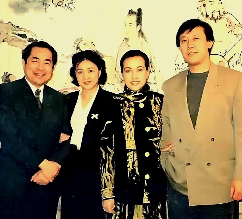 80年代范增楠莉与刘晓庆姜文在一起，她比刘晓庆还漂亮！当年那个时候，姜文和刘晓