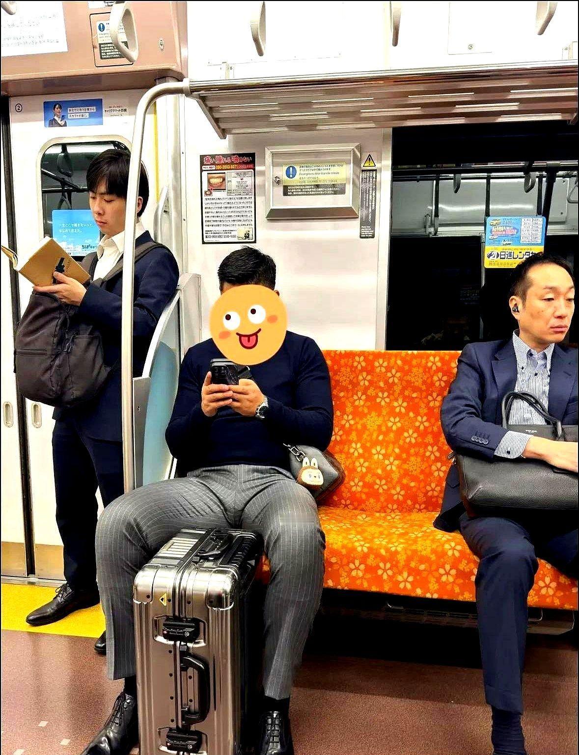 别再逼自己穿得像开会的雕像了。衬衫不勒脖子，西裤能蹲能跳，才叫真体面。优衣库