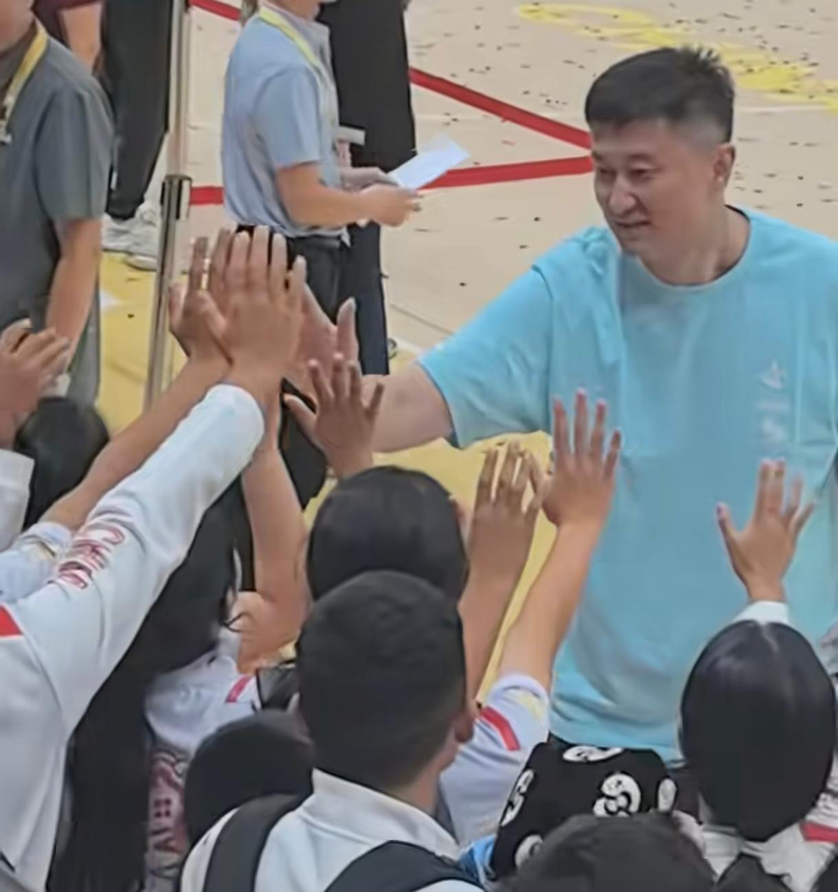 杜锋，就是广东篮球的“神”近日，某篮球公益活动，广东宏远主教练杜锋出现在活动现