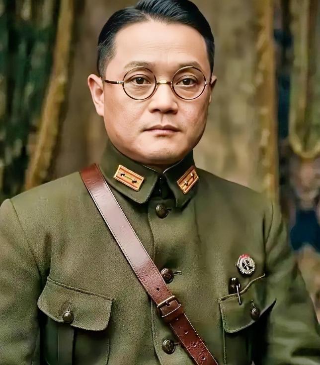 1949年，国军上将潘文华决定起义，却发现七姨太是特务，为了不打草惊蛇，他对七姨