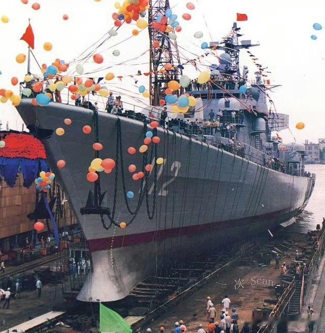 35年前的1998年，我国第一艘052型导弹驱逐舰首舰112舰“哈尔滨”号隆重下