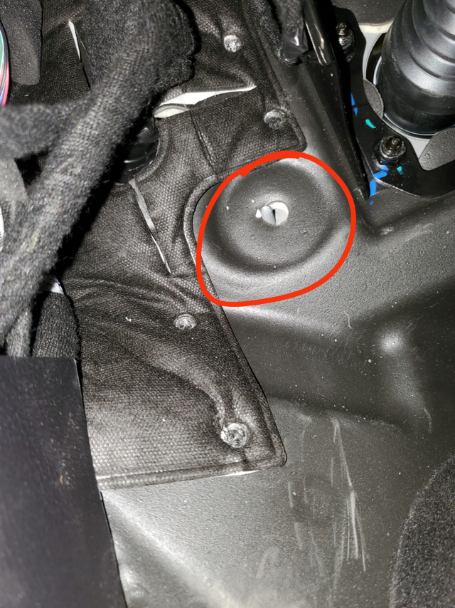 你们主驾脚下这个位置这个螺丝有帽么销售说都是这样大家帮看下呗，是不是都这样？