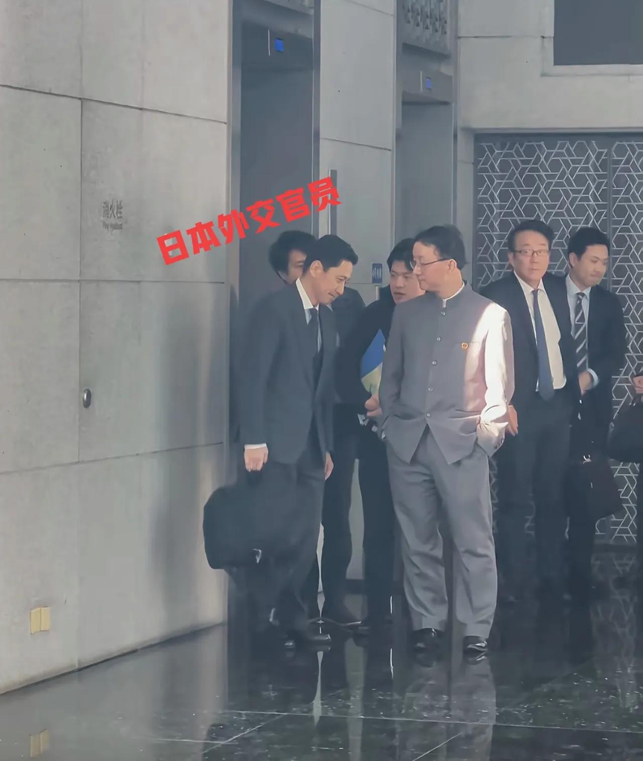 这照片让日本网友破防！金井正彰像个学生做错了事，低头聆听老师训话。金井正彰又像个