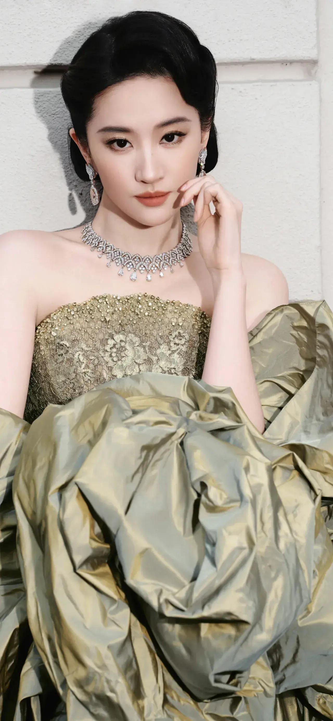 美女壁纸～橄榄绿高定裙裹着流光，钻石珠宝缀满颈间，刘亦菲以一袭复古奢美造型，将东
