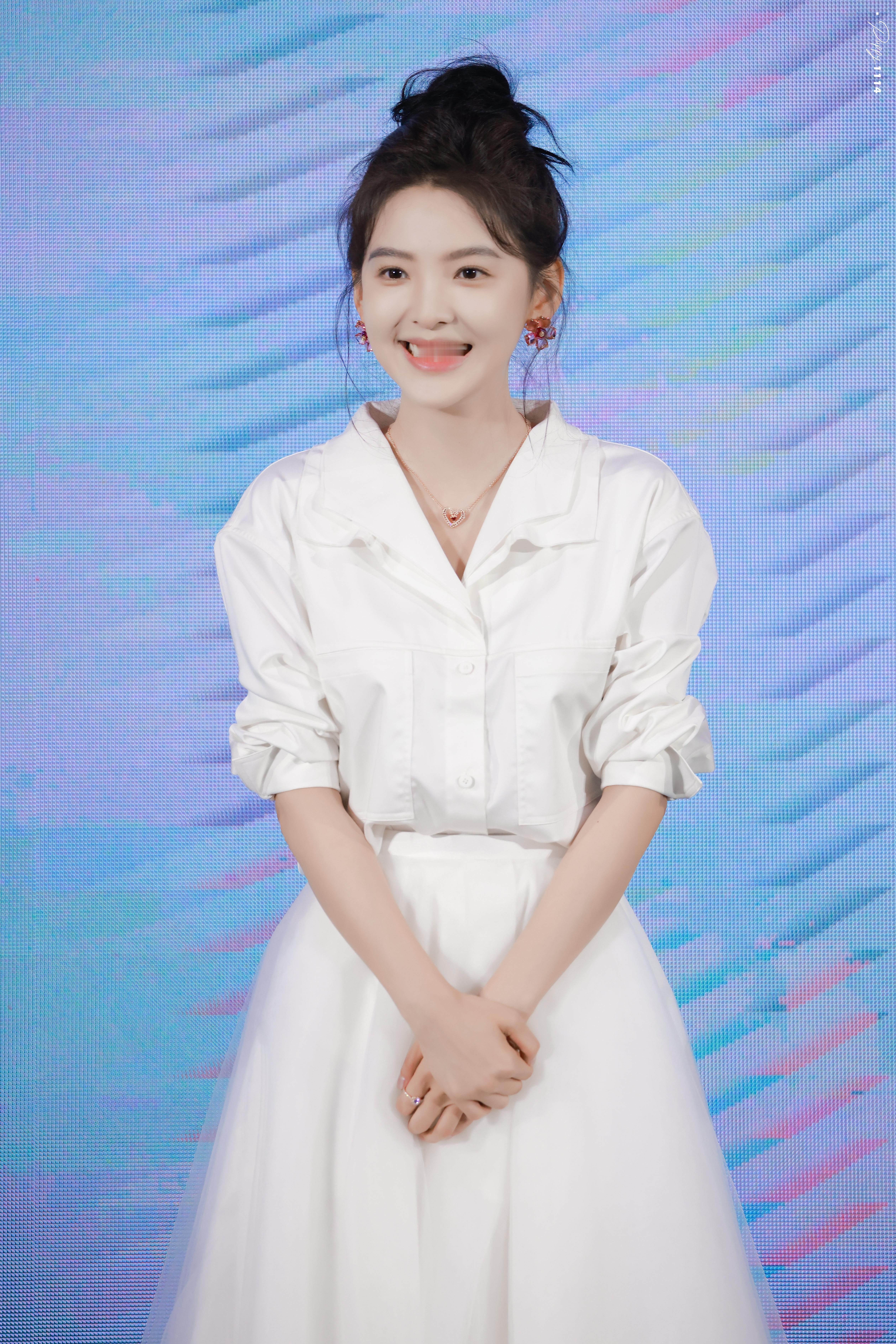 章若楠丸子头搭配简约又不失精致的白裙造型,优雅又灵动[点赞