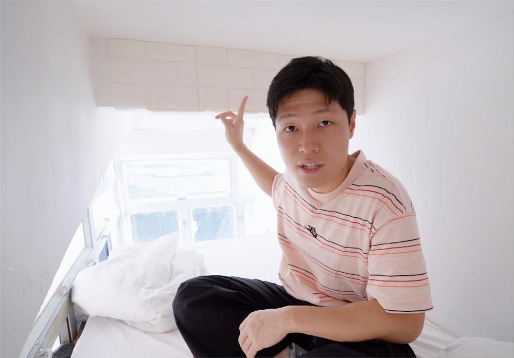 香港小伙4㎡劏房住满3年！月租金3700，层高4米巧隔双层，网友看后