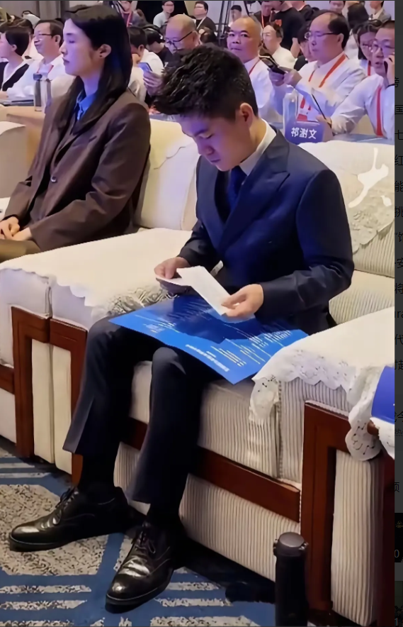 董宇辉出息了看看这份节目单的顺序前面三位实实在在的领导后面紧跟着就是董宇辉