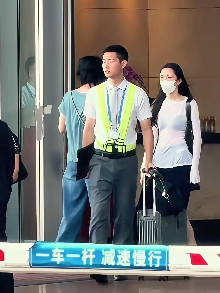 李嫣身上有三个特点，第一、外貌随了爸爸李亚鹏，不如王菲好看，化妆后还行，素颜简直