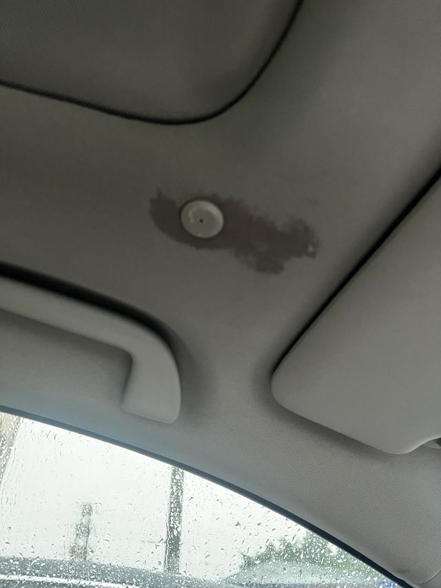 雅阁天窗漏水雅阁的质量真是越来越差了，刚买车那会后轮吃胎，隔音和面包车一样，后