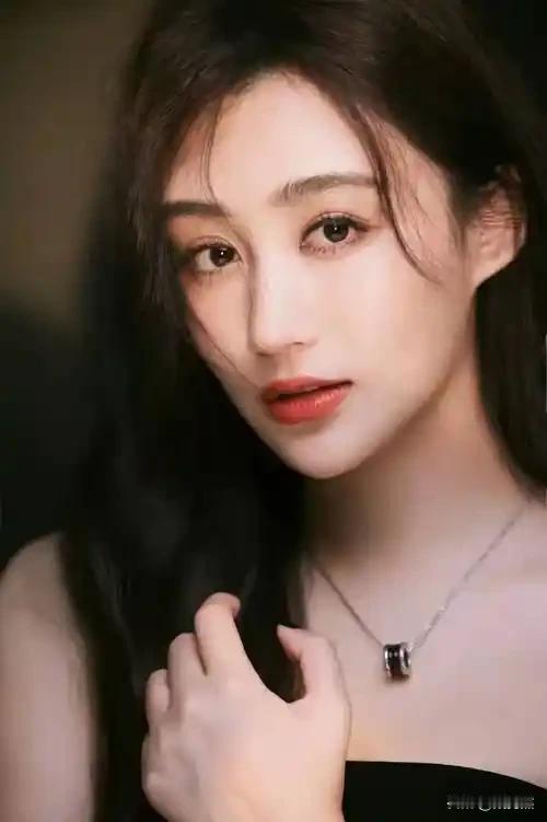 这是司晓迪的好友辛雨锡！有人说，司晓迪认识的顶流，都是辛雨锡搭的桥！也有人