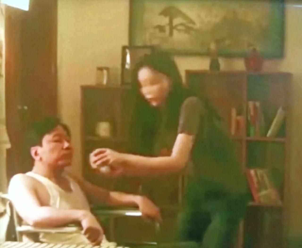 《扫毒风暴》好消息哈，王辉醒了，林强峰在宛北给王奇打电话，询问她哥王辉的情况。
