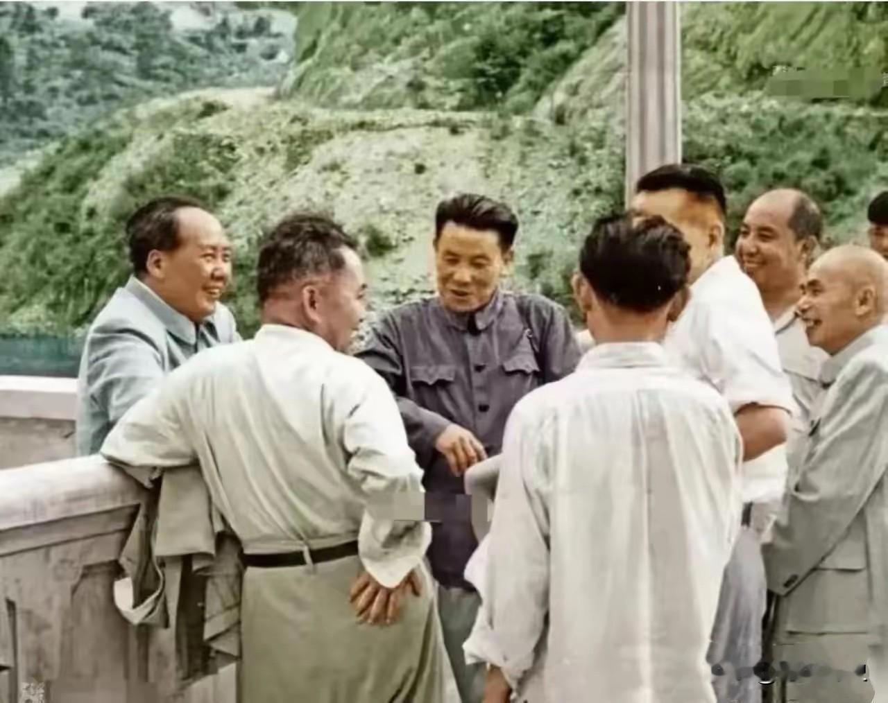 你敢相信这是真的么？如果你不认识他们，你肯定以为这是几位工人或者农民下班之后