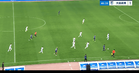 从第三个丢球看大连英博真的是豆腐渣防线，武汉三镇3名球员进攻，大连英博你6名球员