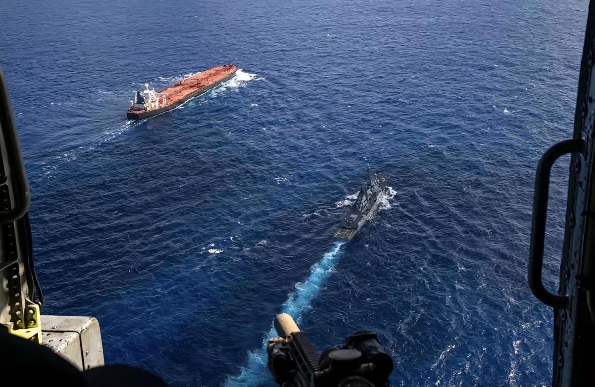 每次春节都惹点事，美军特种兵强行扣押中国油轮，就是想给我们春节添点堵。 新华