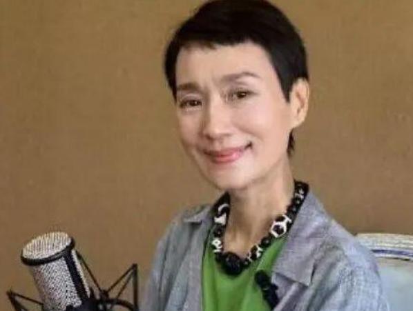 跟你们说，今天刷到坣娜去世的消息，我赶紧翻了翻她的歌单，《奢求》循环了两遍，心里