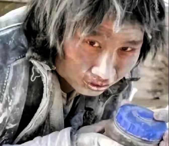 2007年，大学生崔松旺伪装成流浪汉，浑身散发恶臭，牙齿布满污垢，每天在垃圾桶旁