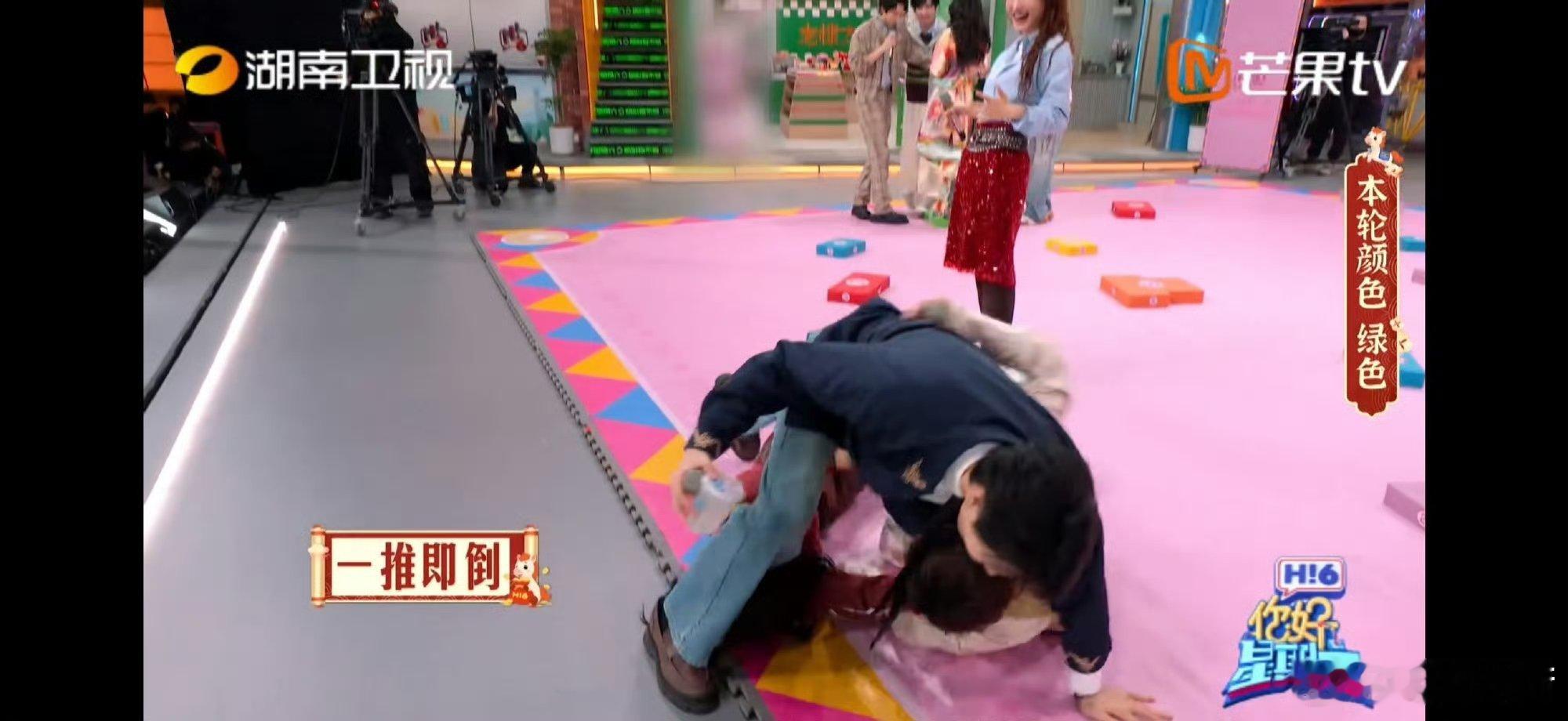 吴昕一掌推翻一团人看似柔弱昕姐，实则游戏王者！一掌推翻三人抱团，全场都被她的力