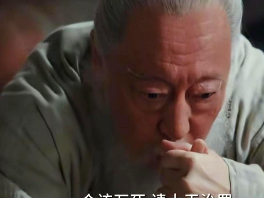 在电视剧《太平年》里，这场戏真是把人性的复杂给演透了。那个九十多岁的权臣胡进思