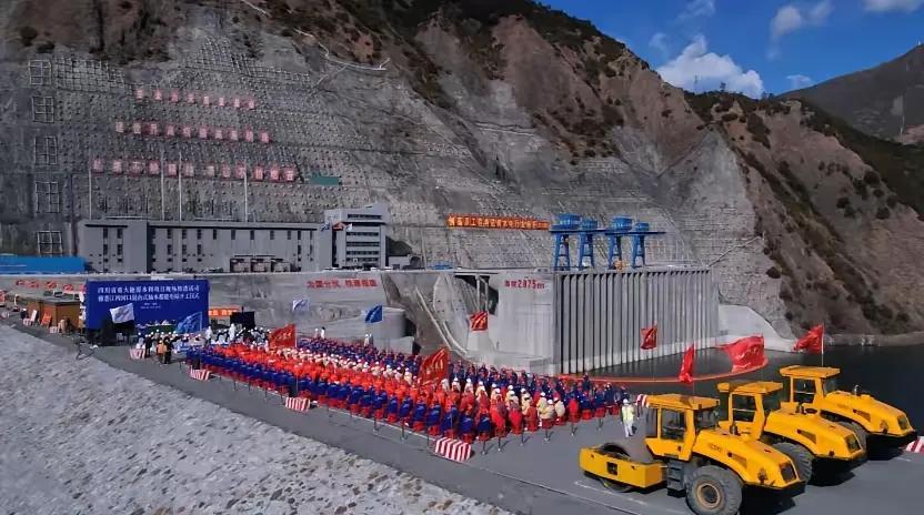 大户：龙哥，在忙啥呢？龙国：修大坝，建水电站呀！大户：建水电站？龙国：是的