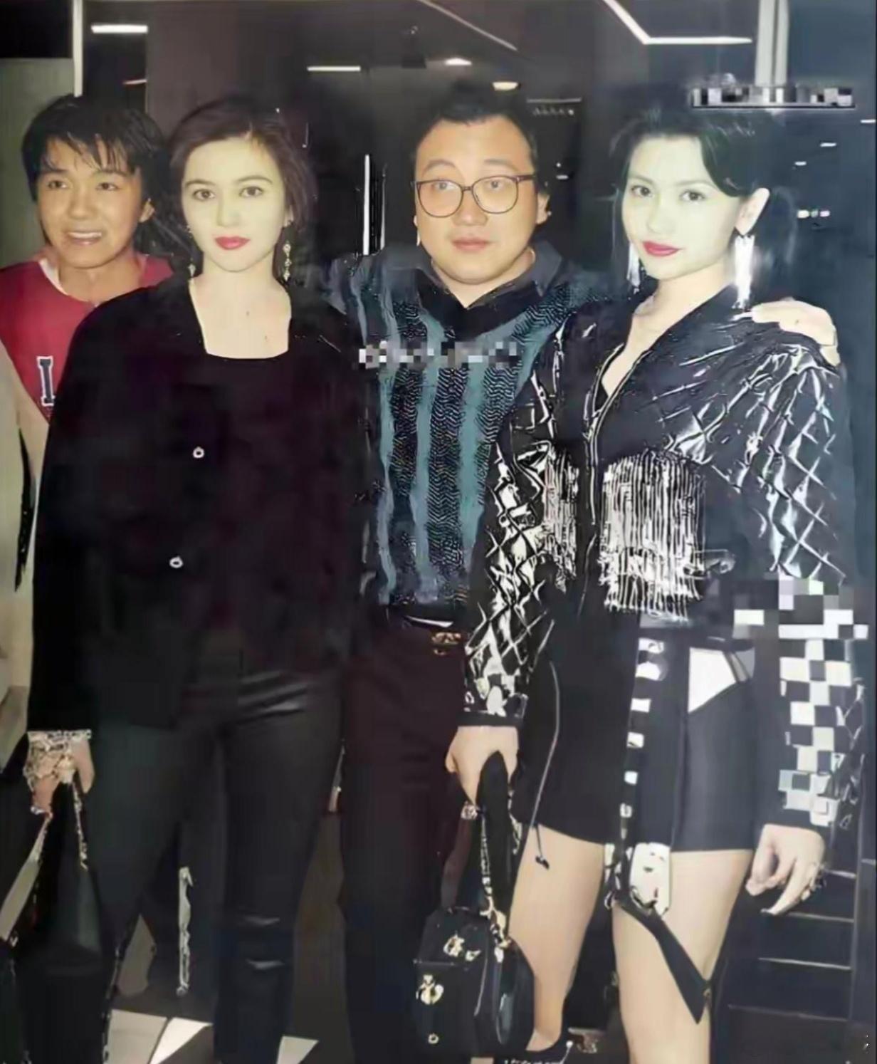 两美女中间这位是谁？​​​