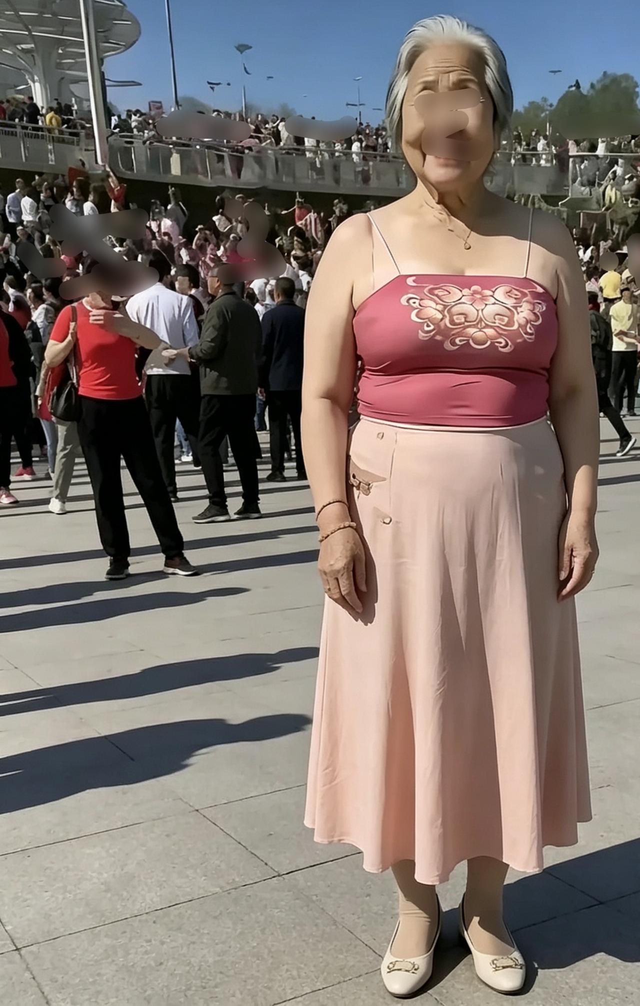 你觉得她俩的打扮谁更耐看呢？你觉得这是真的吗？我记得我当初看到这两个视频时，我就