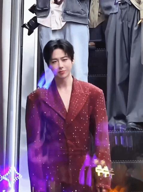 摩登兄弟给刘宇宁的小纸条上周六帮女儿抢长沙演唱会票晚上19点的演唱会中午1