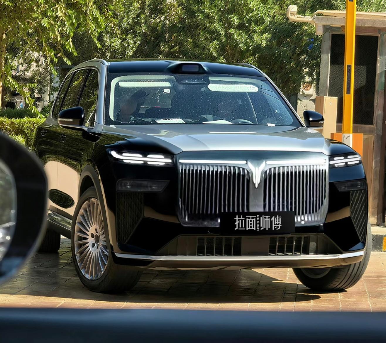 岚图泰山看完了外形不脱离岚图家族设计语言又有该级别车该有的豪华端庄感而且，每个细