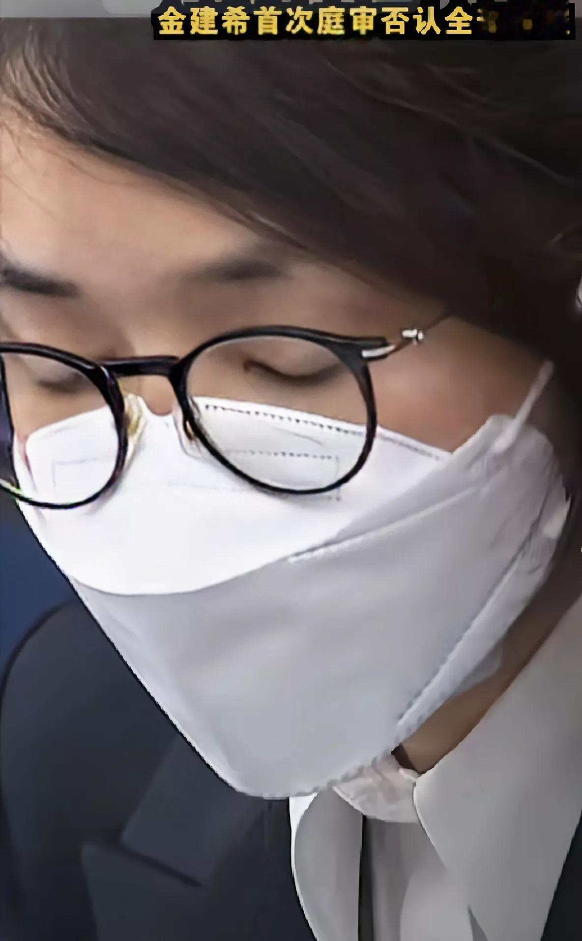 真不愧是“不是一家人不进一家门”，韩国前第一夫人金建希首次出庭受审，在审判现场全