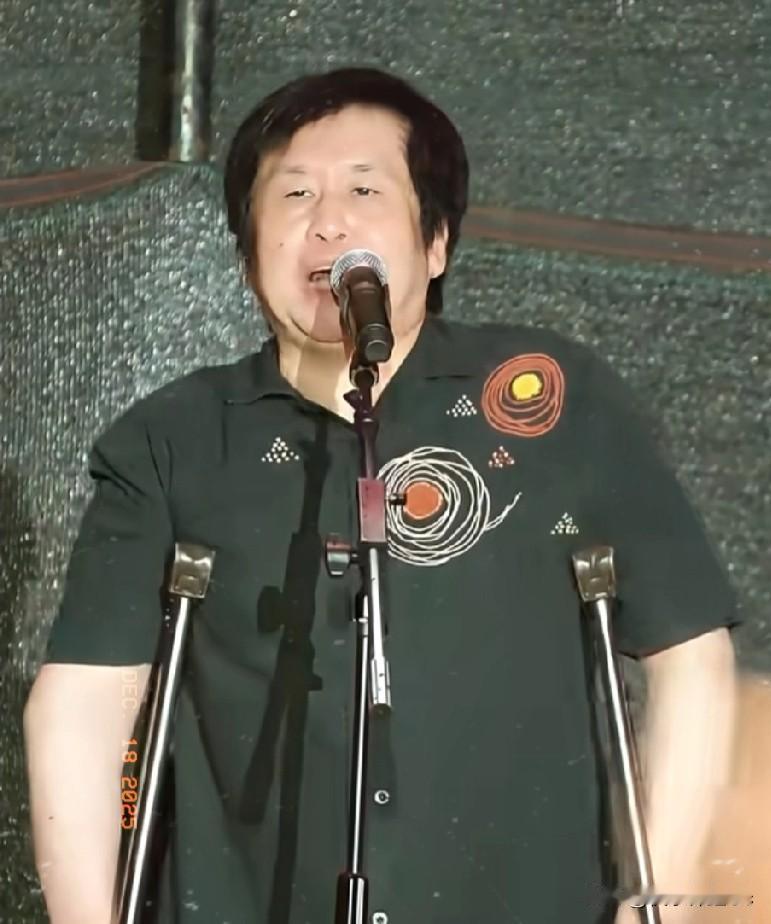 啥叫“现世报”就是这么来的！前脚还在网上硬气喊话，说什么不能为了那点钱就把立